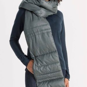 Nau down thermal scarf with pockets